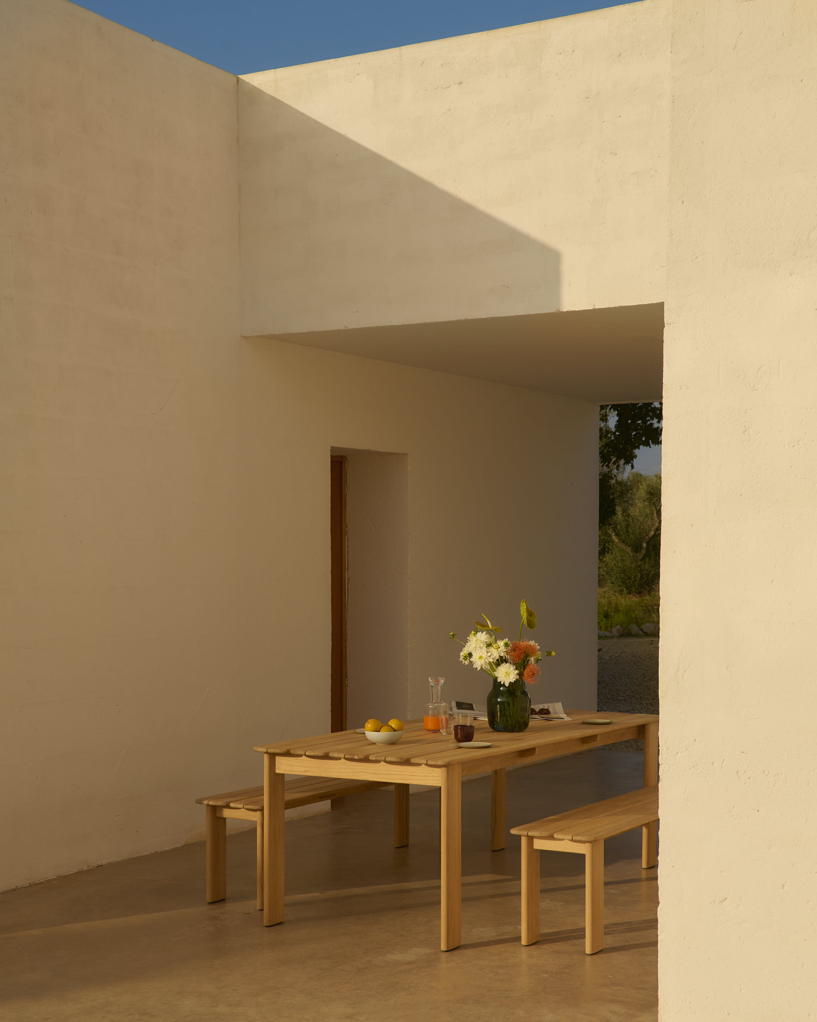 /globalassets/katja--nanna/outdoor/assemble-table-220-cm-bench-180-cm-teak-silent-vase-dark-green-raise-carafe-glass-clearlow-res.jpg?revision=639178093550000000