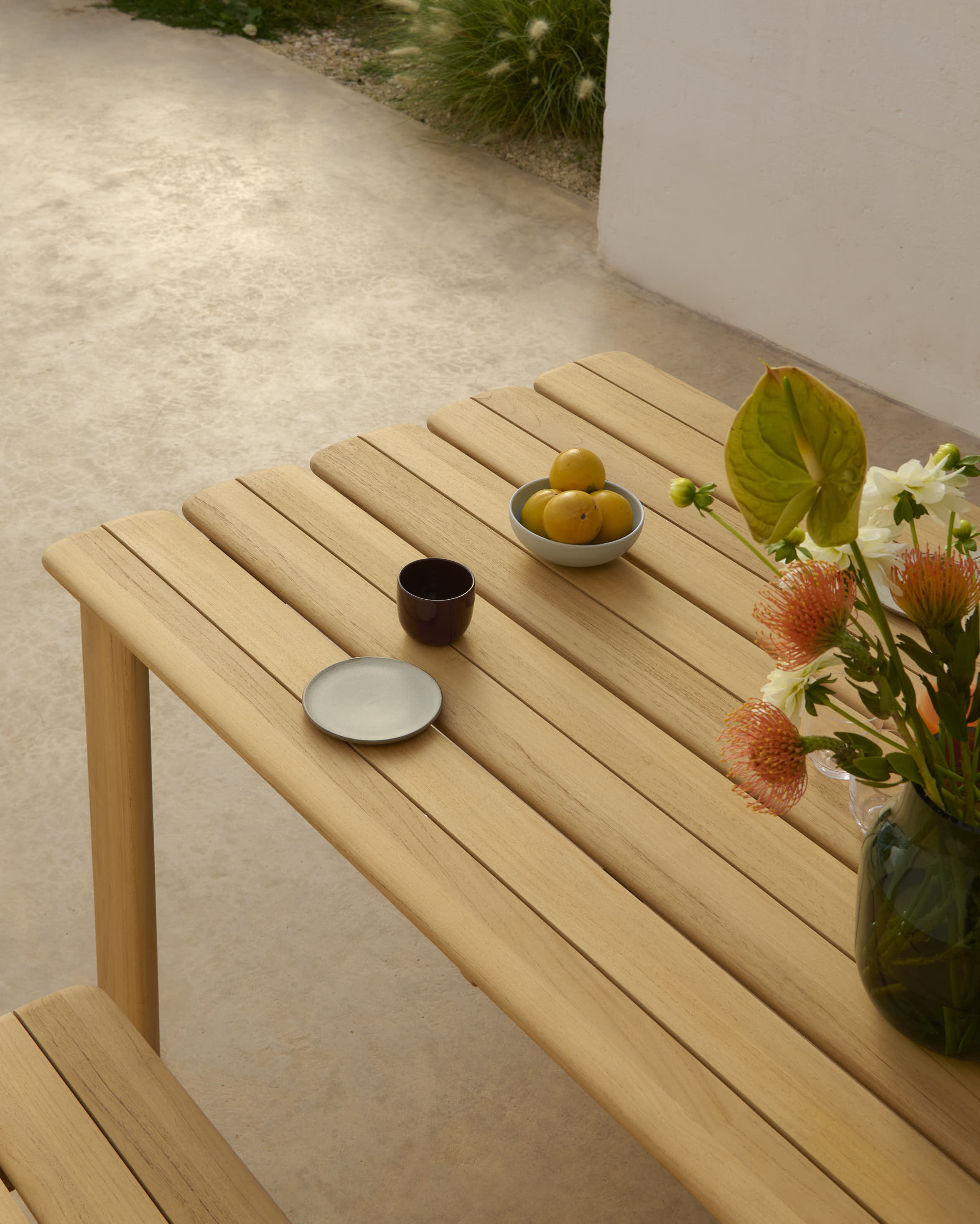 /globalassets/katja--nanna/outdoor/assemble-table-220-cm-bench-180-cm-teak-silent-vase-dark-greenlow-res.jpg?revision=639178093540000000